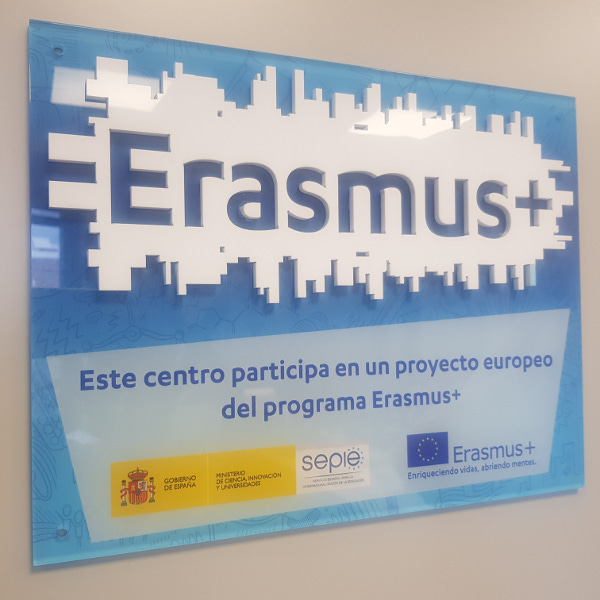 Foto del cuadro entregado por el proyecto Erasmus al CFTIC